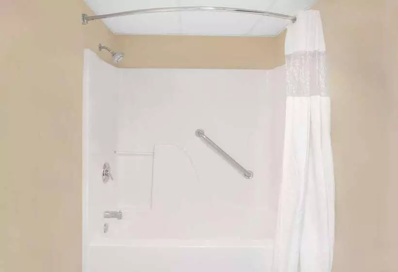 هتل Days Inn By Wyndham Fayetteville