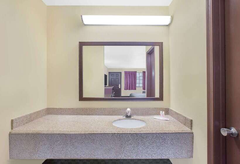 בית מלון כפרי Days Inn By Wyndham Fayetteville