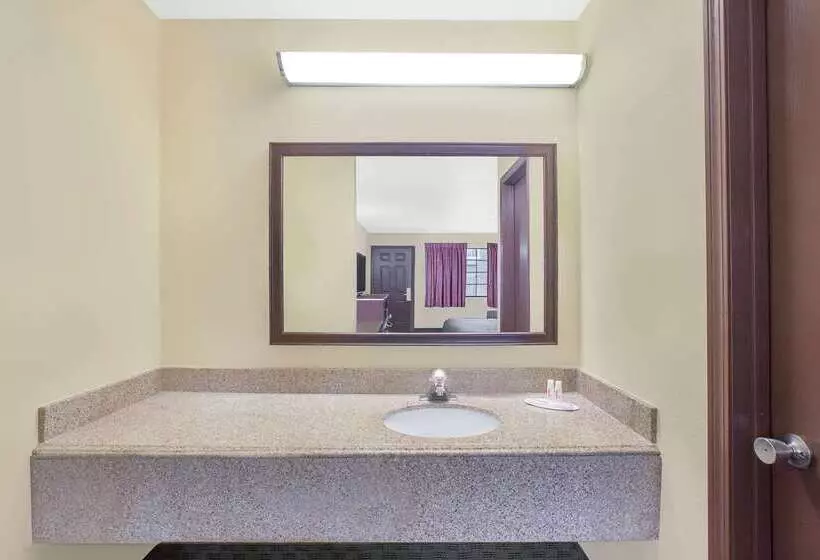 هتل Days Inn By Wyndham Fayetteville