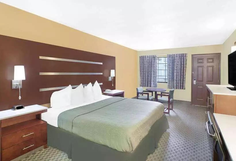 هتل Days Inn By Wyndham Fayetteville