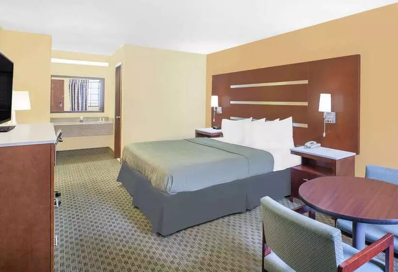 هتل Days Inn By Wyndham Fayetteville