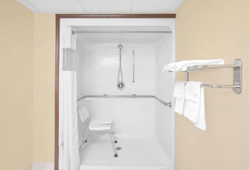 בית מלון כפרי Days Inn By Wyndham Fayetteville