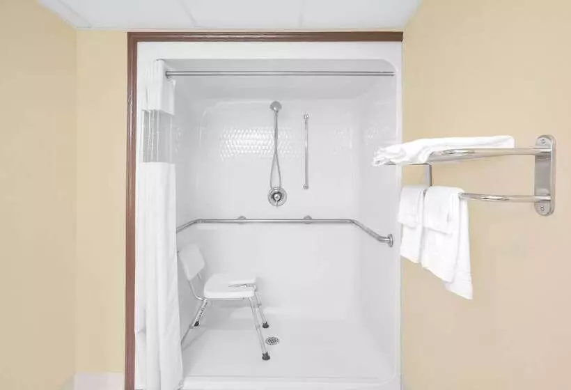 هتل Days Inn By Wyndham Fayetteville