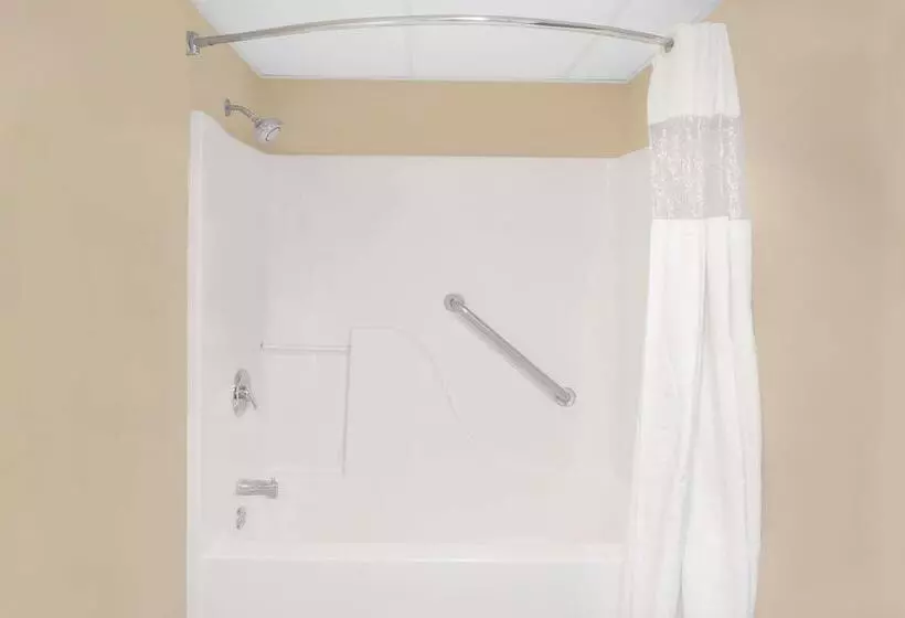 هتل Days Inn By Wyndham Fayetteville