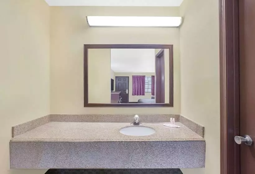 هتل Days Inn By Wyndham Fayetteville