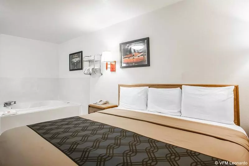 בית מלון כפרי Econo Lodge Truman Inn