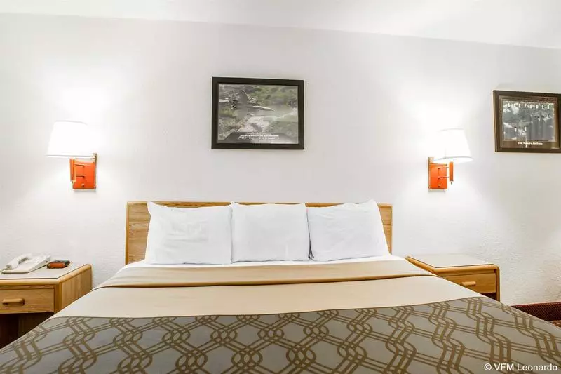 בית מלון כפרי Econo Lodge Truman Inn