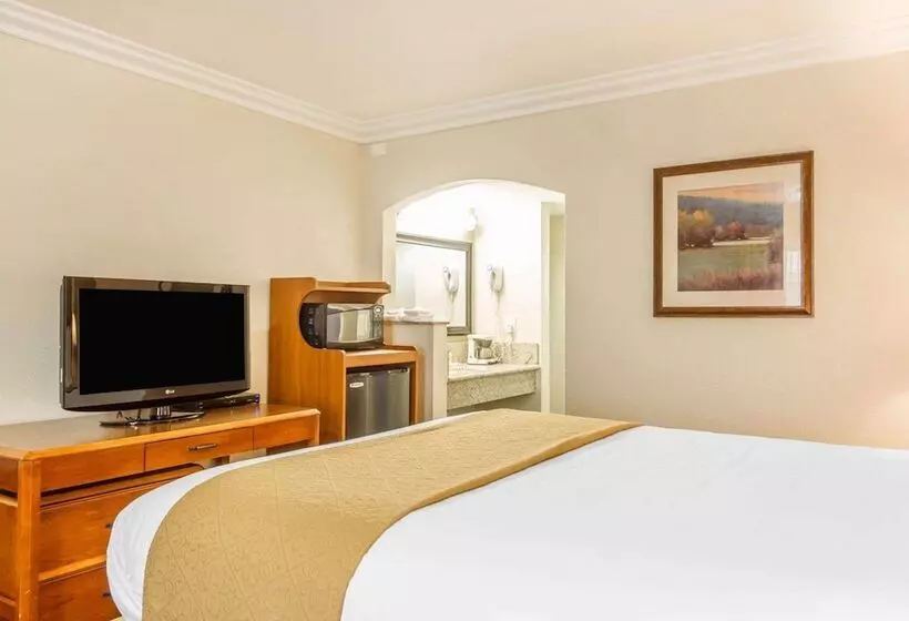 Отель Quality Inn Sacramento Convention Center