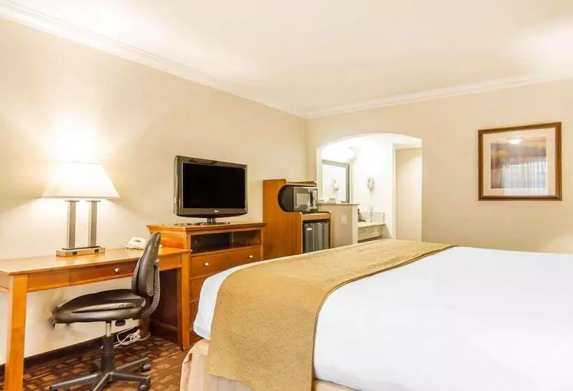 Отель Quality Inn Sacramento Convention Center