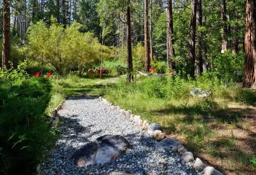 هتل Quiet Creek Inn