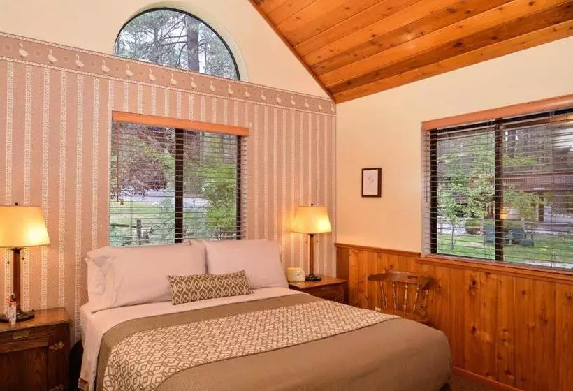 هتل Quiet Creek Inn