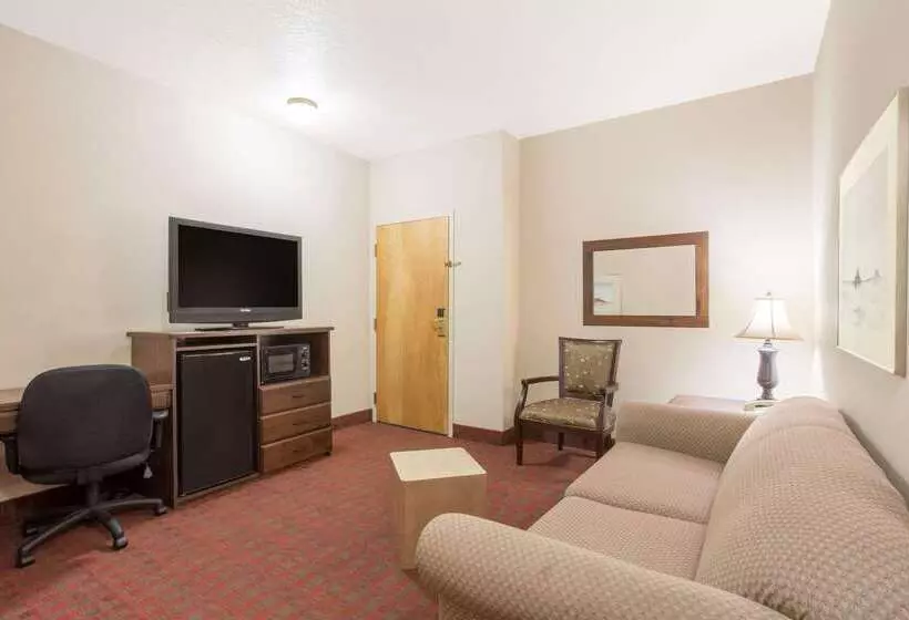 Отель Ramada By Wyndham St George