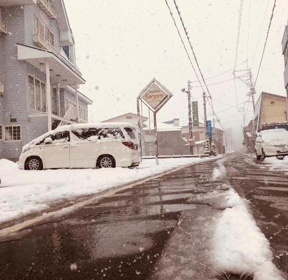 Пансион Snowhouse Memorie Hotel 石打丸山