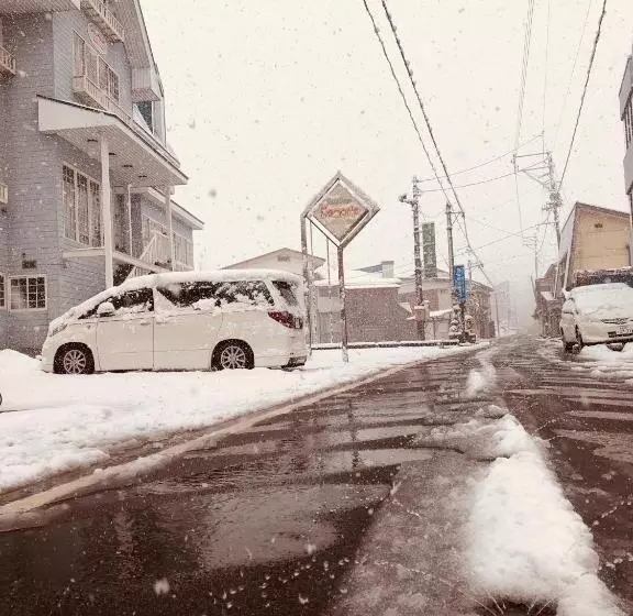 ペンション Snowhouse Memorie Hotel 石打丸山