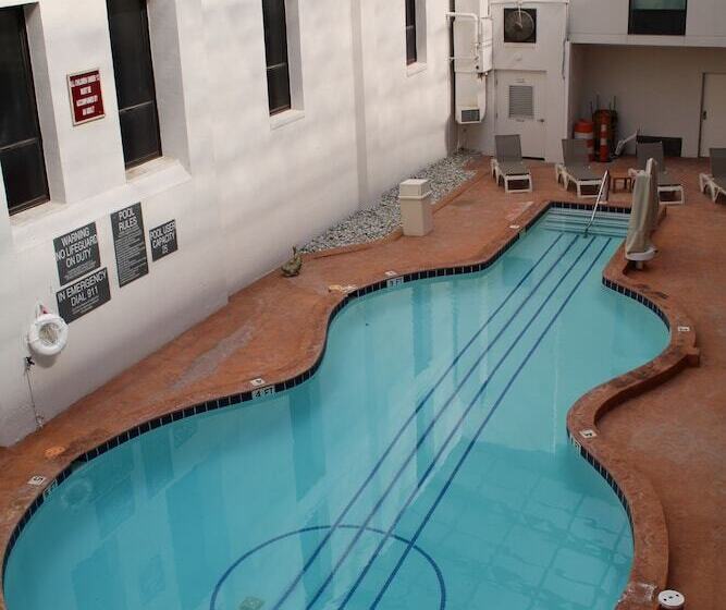 בית מלון כפרי Comfort Inn & Suites Nashville Downtown Stadium