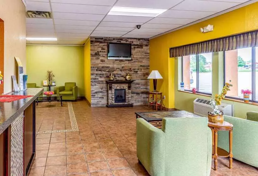 فندق Econo Lodge Inn & Suites