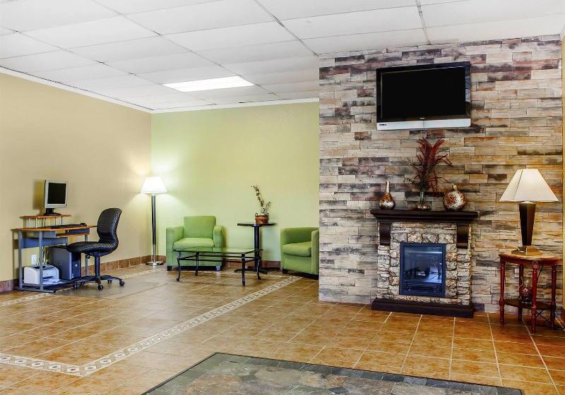 فندق Econo Lodge Inn & Suites