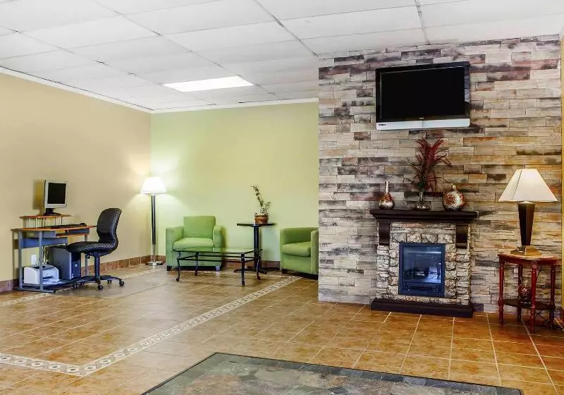 فندق Econo Lodge Inn & Suites