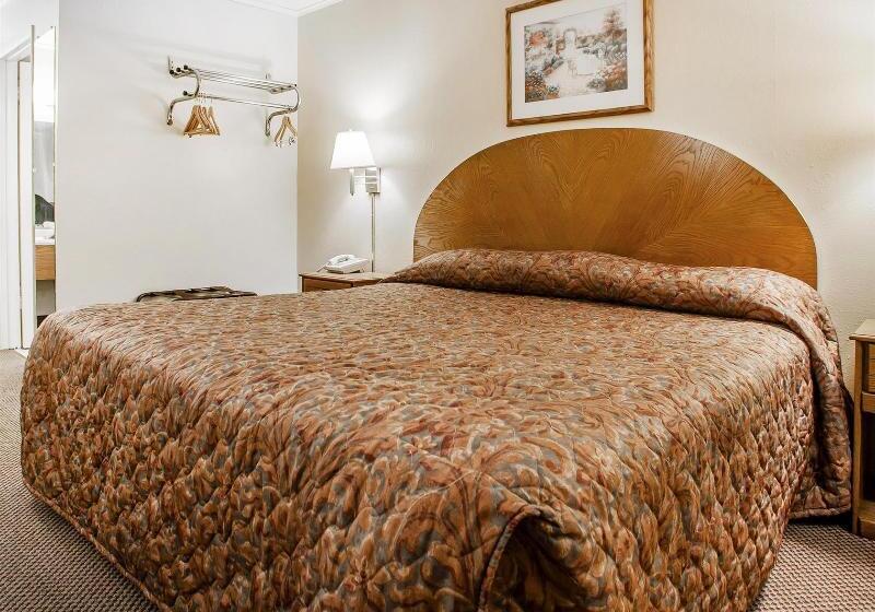 فندق Econo Lodge Inn & Suites