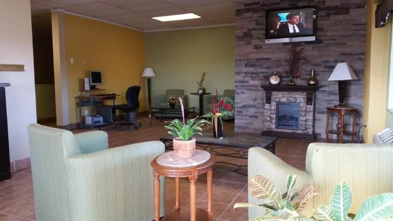 فندق Econo Lodge Inn & Suites