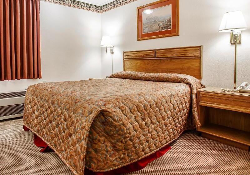 فندق Econo Lodge Inn & Suites
