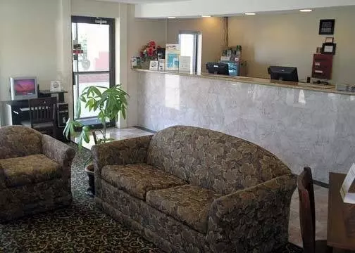 Отель Econo Lodge McPherson