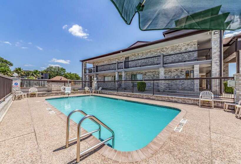 בית מלון כפרי Quality Inn I 10 East Near Frost Bank Center
