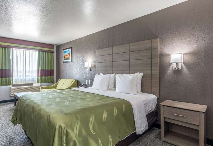 בית מלון כפרי Quality Inn I 10 East Near Frost Bank Center