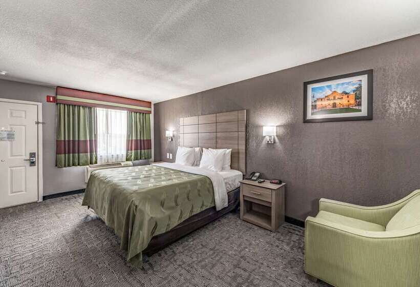 בית מלון כפרי Quality Inn I 10 East Near Frost Bank Center