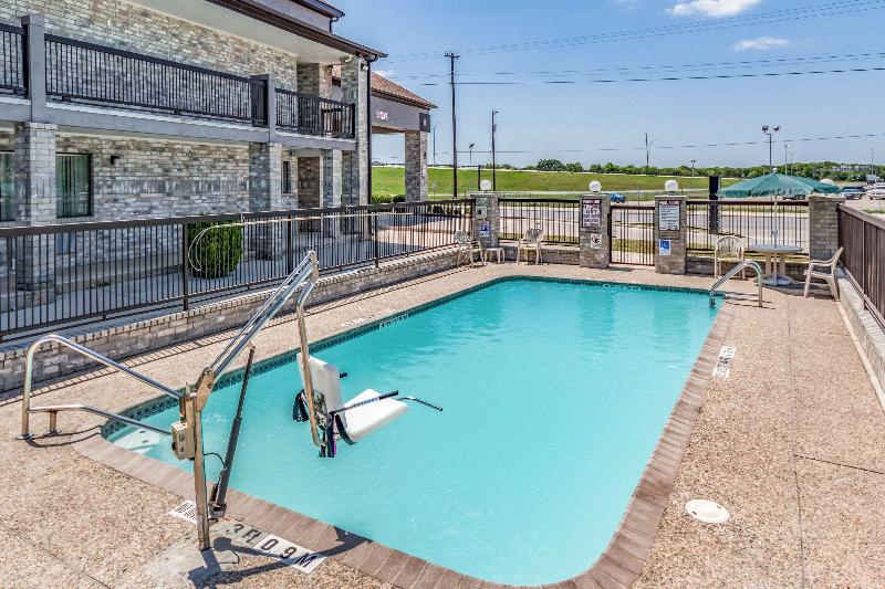 בית מלון כפרי Quality Inn I 10 East Near Frost Bank Center