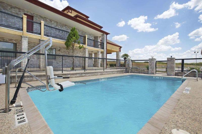 בית מלון כפרי Quality Inn I 10 East Near Frost Bank Center