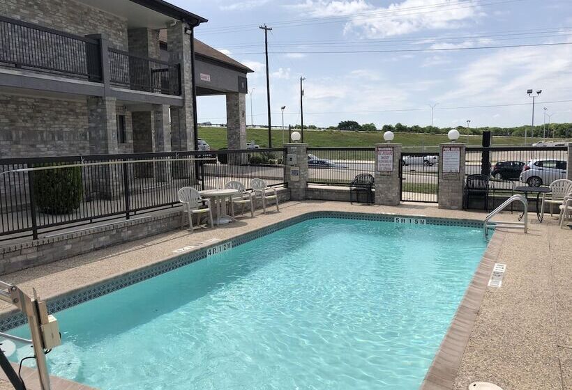 בית מלון כפרי Quality Inn I 10 East Near Frost Bank Center