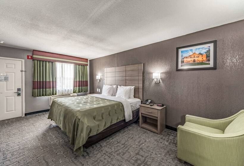 בית מלון כפרי Quality Inn I 10 East Near Frost Bank Center
