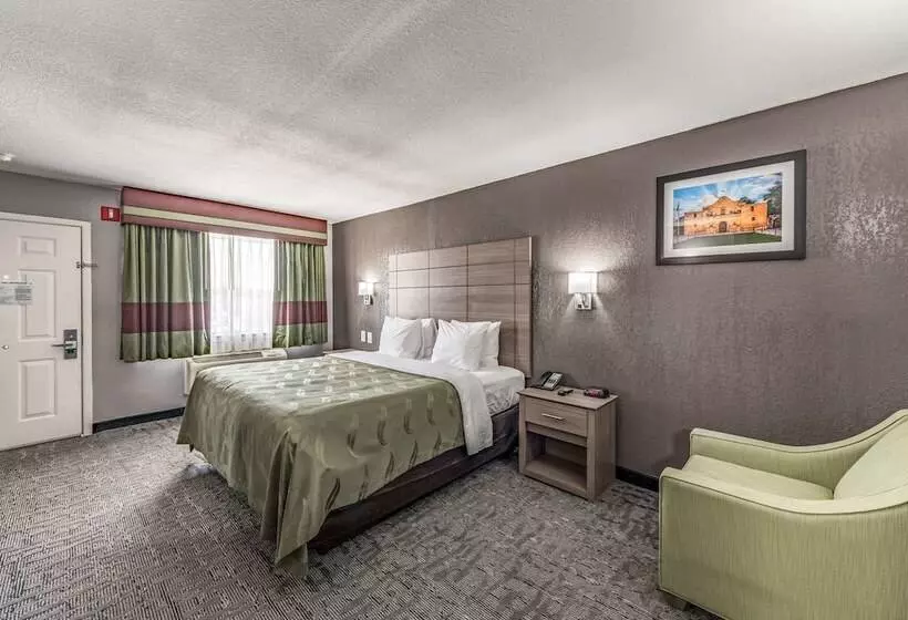 فندق Quality Inn I 10 East Near Frost Bank Center
