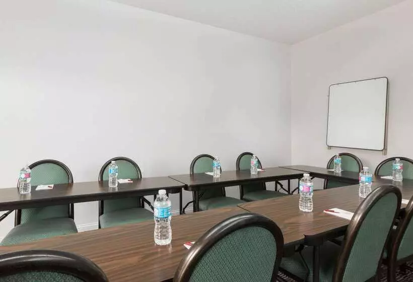 호텔 Ramada By Wyndham Pelham