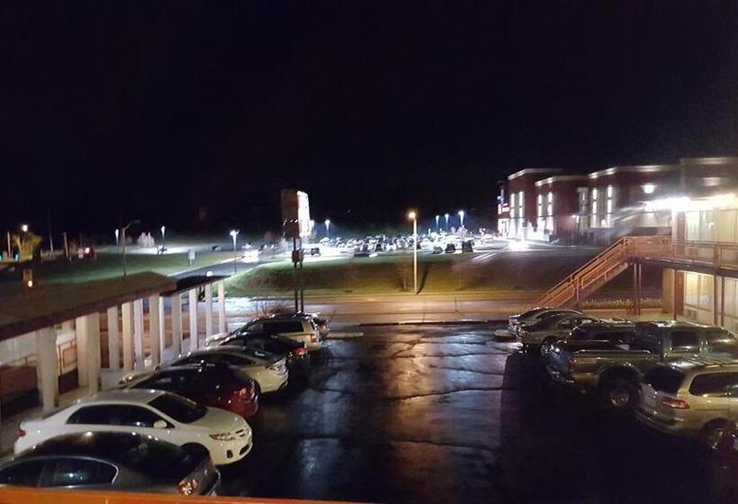 فندق Red Carpet Inn  Blacksburg