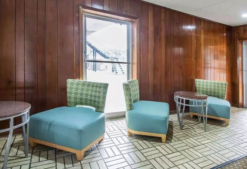 בית מלון כפרי Rodeway Inn & Suites Winter Haven Chain Of Lakes