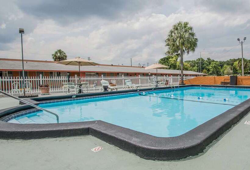 Отель Rodeway Inn & Suites Winter Haven Chain Of Lakes