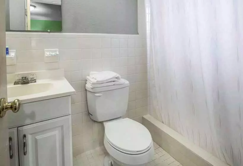 בית מלון כפרי Rodeway Inn & Suites Winter Haven Chain Of Lakes