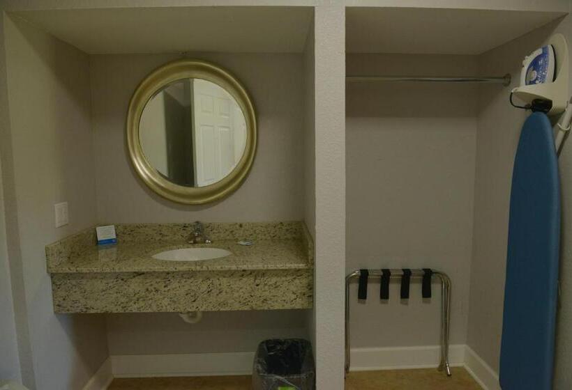 Отель Rodeway Inn & Suites Winter Haven Chain Of Lakes