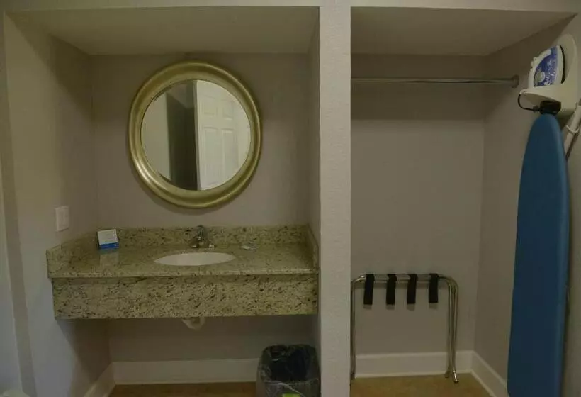 בית מלון כפרי Rodeway Inn & Suites Winter Haven Chain Of Lakes