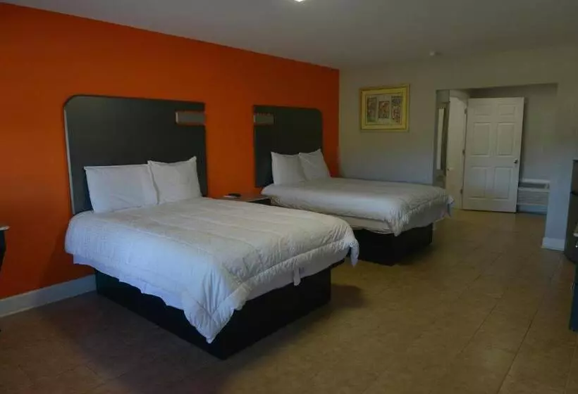 בית מלון כפרי Rodeway Inn & Suites Winter Haven Chain Of Lakes