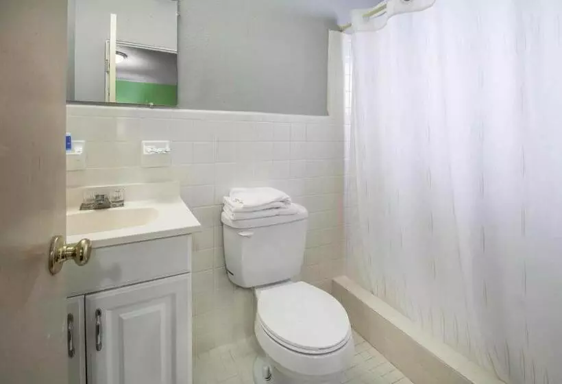 בית מלון כפרי Rodeway Inn & Suites Winter Haven Chain Of Lakes