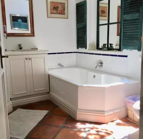 Majatalo Oceangolf Guest House