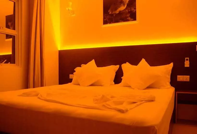 هتل Cornerstay At Dhangethi