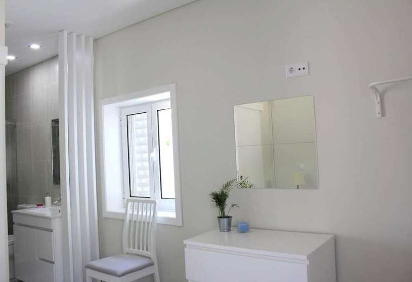 Charming House With Shared Pool In Requiao + Enclosed Garden