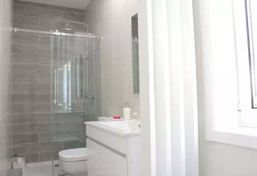 Charming House With Shared Pool In Requiao + Enclosed Garden