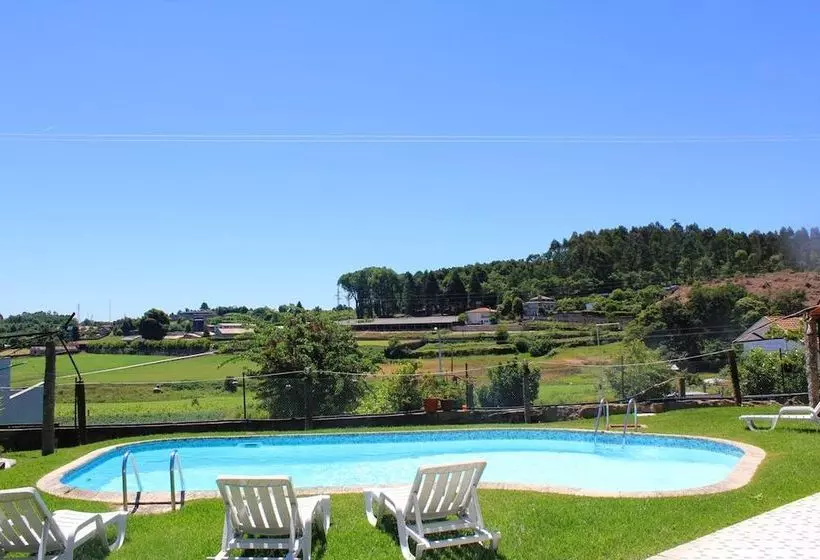 Charming House With Shared Pool In Requiao + Enclosed Garden