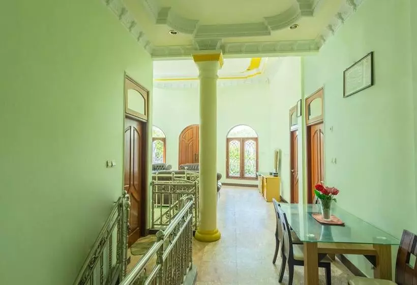 هتل Oyo 2848 Senaz Guesthouse