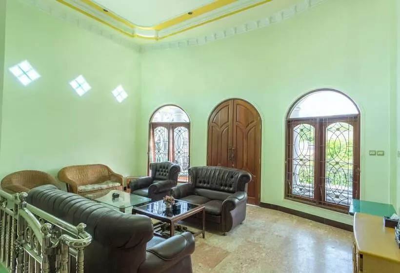 هتل Oyo 2848 Senaz Guesthouse